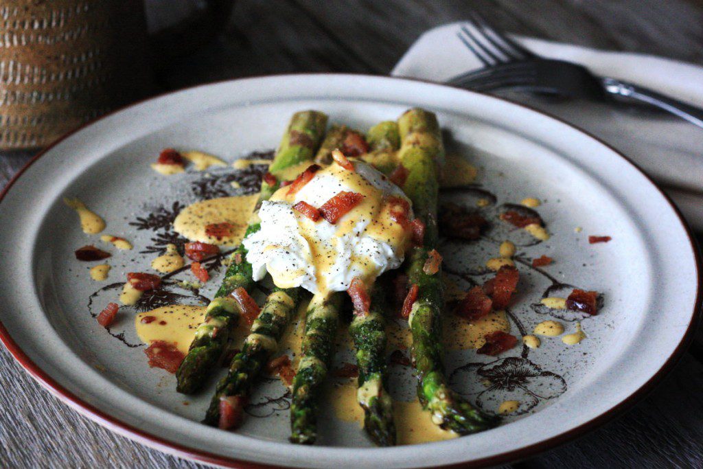 Paleo Breakfast Recipes: Roasted Asparagus Eggs Benedict