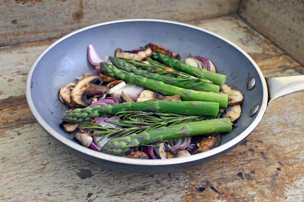 Paleo Breakfast Recipes: Mushroom and Asparagus Frittata 